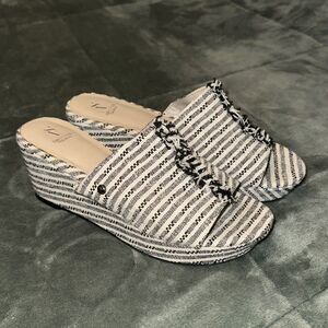 Simply Vera Vera Wang Braeburn Women's Wedge Sandal Sz 7.5M Black Fringe Slip-On